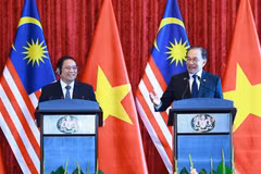 El primer ministro de Vietnam, Pham Minh Chinh (izquierda), y su homólogo malasio, Anwar Ibrahim, en la rueda de prensa (Fuente: VNA)
