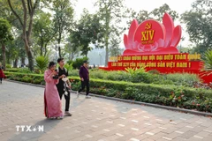 Pancartas y consignas para dar la bienvenida al XIV Congreso Nacional del Partido Comunista de Vietnam en un parque en Hanoi (Fuente: VNA)