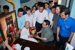 El primer ministro de Vietnam, Pham Minh Chinh, visita una madre heroíca en Quang Tri. (Fuente: VNA)