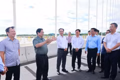 El primer ministro Pham Minh Chinh inspecciona el puente de Nguyen Hoang. (Fuente: VNA) 