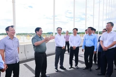 El primer ministro Pham Minh Chinh inspecciona el puente de Nguyen Hoang. (Fuente: VNA) 
