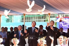 Los dirigentes del PPC realizan el acto simbólico de soltar palomas como mensaje de aspiración por la paz, durante el mitin conmemorativo por el 74.º aniversario de la fundación del PPC. (Fuente: VNA)