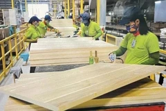 Procesamiento de madera para la exportación en una fábrica en la provincia sureña de Binh Duong. (Foto: VNA)