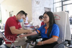 Una joven participa en la donación de sangre (Fuente: VNA)