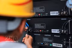 Trabajadores de la sucursal de construcción de Viettel en Hanoi conectan e instalan equipos de estaciones base 5G. (Fuente: VNA)