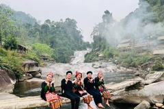 Los turistas en la Cascada de 7 pisos en el distrito de Que Phong, provincia de Nghe An (Fuente: VNA) 