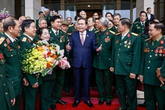 El presidente de la Asamblea Nacional de Vietnam, Tran Thanh Man, y los delegados del Regimiento 271. (Fuente: VNA)