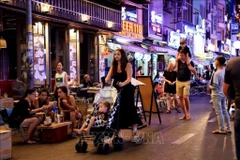 Turistas extranjeros pasean por la calle Bui Vien, en Ciudad Ho Chi Minh (Fuente: VNA)