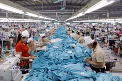 La producción de confección de prendas para la exportación en Viet Pan Pacific World, en la comuna de Hiep Hoa, provincia de Bac Ninh. (Foto: VNA)