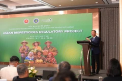 Nguyen Quang Hieu, subdirector del Departamento de Producción de Cultivos y Protección de Plantas del Ministerio de Agricultura y Medio Ambiente, pronuncia el discurso de inaugiración. (Fuente: daibieunhandan.vn)