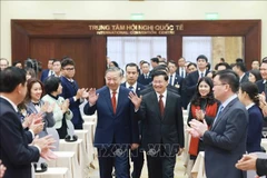 El secretario general del Partido Comunista de Vietnam, To Lam, (izquierda) y el secretario general del Partido Popular Revolucionario de Laos y presidente de la República, Thongloun Sisoulith. (Fuente. VNA)
