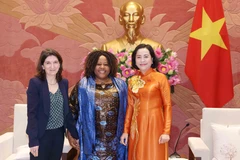 Nguyen Thi Thanh, vicepresidenta de la Asamblea Nacional de Vietnam, Caroline Nyamayemombe, representante en jefa de ONU Mujeres en Vietnam y Michaela Bauer, representante adjunta del Fondo de las Naciones Unidas para la Infancia (UNICEF) en Vietnam. (Fuente: VNA)