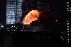 Un edificio en Tel Aviv sufre de un mísil lanzado por Irán la noche del 13 de junio de 2025. (Fuente: Xinhua/VNA)