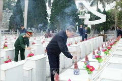 El secretario general To Lam ofrece inciensos a los mártires en el Cementerio Nacional de Mártires de Vi Xuyen. (Fuente: VNA)