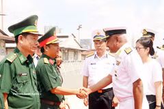Representantes del Departamento de Asuntos Exteriores del Ministerio de Defensa dan la bienvenida al contralmirante Alok Ananda (derecha), oficial al mando de la Flota del Este de la Armada india. (Fuente: VNA)