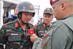 Rescatistas vietnamitas reciben la medalla "Héroe de Venezuela"