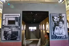 Presentan obras fotográticas en un vagón de tren recreado despierta la emoción de la audiencia (Fuente: VNA) 