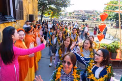 Los turistas filipinas llegan al casco antiguo de Hoi An (Fuente: VNA) 