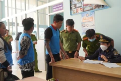 Foto ilustrativa. En la foto: Las autoridades controlan estrictamente la zona del puesto fronterizo internacional de Dinh Ba para prevenir y combatir la entrada y salida ilegal. (Fuente: VNA)