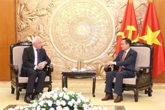 En el encuentro entre Le Hoai Trung, jefe de la Comisión de Relaciones Exteriores del Comité Central del Partido Comunista de Vietnam y Riad Malki, asesor del Presidente para Asuntos Internacionales y enviado especial del Estado de Palestina. (Fuente: VNA)