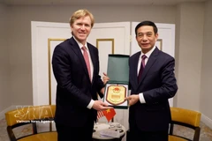 El ministro de Defensa de Vietnam, Phan Van Giang, entrega un regalo al vicesecretario primero del Departamento de Guerra de Estados Unidos, Elbridge A. Colby. (Fuente: VNA)