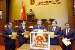 El secretario general To Lam, el presidente Luong Cuong, el primer ministro Pham Minh Chinh, el presidente de la Asamblea Nacional Tran Thanh Man y un diputado entregan votos. (Fuente: VNA) 