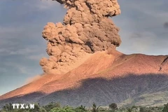 La ceniza brota del volcán Kanlaon en la isla Negros, Filipinas. (Fuente: Xinhua/VNA)