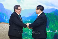 El primer ministro de Vietnam, Pham Minh Chinh, y el ministro de Relaciones Exteriores de Cuba, Bruno Rodríguez Parrilla. (Fuente: VNA)