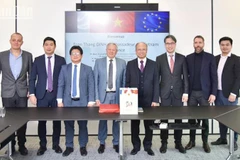 Los delegados de la embajada de Vietnam en Francia y la Cámara de Comercio e Industria de la región Alsacia-Eurométropole (Fuente: nhandan.vn） 