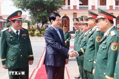 El presidente Luong Cuong y los soldados y oficiales de la Región Militar 9 (Fuente: VNA)