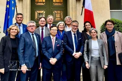 El embajador Trinh Duc Hai y el presidente del Grupo de Parlamentarios de Amistad Francia-Vietnam, Michel Criaud (Fuente: VNA) 
