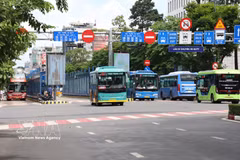 Autobuses en la calle Ham Nghi, barrio Ben Thanh, el primer día de transporte gratuito para los residentes de Ciudad Ho Chi Minh. (Foto: VNA)