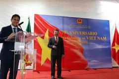Fernando Gonzalez Saiffe, director general para Asia-Pacífico del Ministerio de Asuntos Exteriores de México, pronuncia un discurso en la ceremonia del 79 aniversario del Día Nacional de Vietnam en México. (Fuente: VNA)