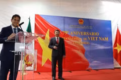 Fernando Gonzalez Saiffe, director general para Asia-Pacífico del Ministerio de Asuntos Exteriores de México, pronuncia un discurso en la ceremonia del 79 aniversario del Día Nacional de Vietnam en México. (Fuente: VNA) 