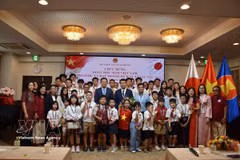 El embajador de Vietnam en Japón, Pham Quang Hieu y los estudiantes vietnamitas (Foto: VNA)