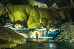 Un turista explora la cueva Va en el Parque Nacional Phong Nha-Ke Bang (Fuente: nhandan.vn) 