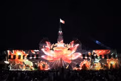 La flor de loto, símbolo de la belleza y la identidad cultural vietnamita, fue recreada mediante tecnología de 3D Mapping en la fachada de la sede del Comité Popular de Ciudad Ho Chi Minh durante la noche de inauguración. (Foto: VNA)