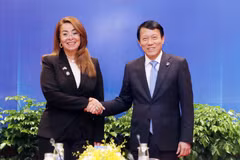 El ministro de Seguridad Pública de Vietnam, general Luong Tam Quang, y Ghada Waly, subsecretaria general de la ONU y directora ejecutiva de la Oficina de la ONU contra la Droga y el Delito (UNODC). (Fuente: VNA)