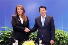 El ministro de Seguridad Pública de Vietnam, general Luong Tam Quang, y Ghada Waly, subsecretaria general de la ONU y directora ejecutiva de la Oficina de la ONU contra la Droga y el Delito (UNODC). (Fuente: VNA)