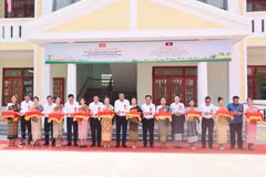 En la ceremonia de inauguración de la Escuela Primaria y Secundaria de la Amistad (Fuente: VNA)