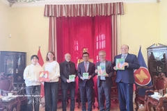El embajador de Vietnam en Austria, Vu Le Thai Hoang y la familia de la escritora infantil austriaca Mira Lobe. (Fuente: VNA)