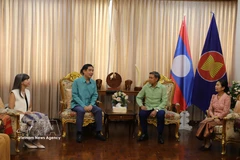 El embajador vietnamita Pham Viet Hung (izquierda) felicita al embajador laosiano Sisavath Inphachanh en ocasión de Bunpimay (Fuente: VNA) 