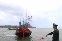 La fuerza de guardia fronteriza inspecciona los buques al entrar y salir del puerto (Fuente: VNA) 