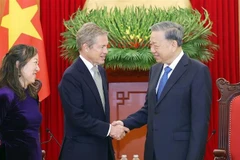 El secretario general del Partido Comunista de Vietnam, To Lam, recibe a Nicholas Berggruen, fundador y presidente de la empresa de inversión Berggruen Holdings y del Instituto Berggruen. (Fuente: VNA)