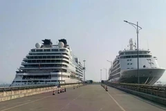 Los cruceros Seabourn Encore y Silver Whisper atracan en el puerto internacional de cruceros de Ha Long. (Foto: VNA)