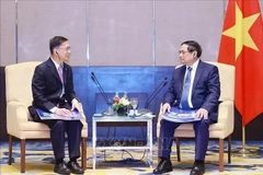 El primer ministro Pham Minh Chinh (derecha) y Dato' Chow Chee Wah, presidente de Gamuda Land, en la reunión en Kuala Lumpur (Foto: VNA)