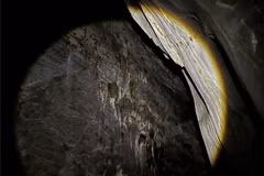 Formaciones de estalactitas en el interior de la cueva. (Foto: Comité de Gestión del Bosque Especial de Nam Quang Tri) 