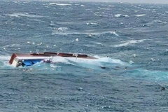 Un barco pesquero volcado en la isla de Jeju, Corea del Sur. (Fuente: Yonhap/VNA) 