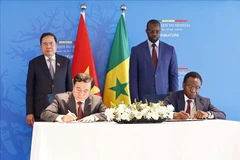 Vietnam y Senegal firman un memorando sobre el comercio de arroz, en presencia del presidente de la Asamblea Nacional de Vietnam, Tran Thanh Man, y el primer ministro de Senegal, Ousmane Sonko. (Fuente: VNA)