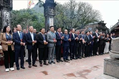 Vietnamitas en el extranjero visitan y ofrecen incienso en el complejo de templos del Rey Dinh y el Rey Le, en la provincia de Ninh Binh. (Foto: VNA)